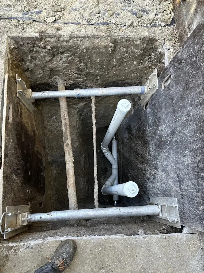 Experienced plumber completing Drain Cleaning work in Valencia West